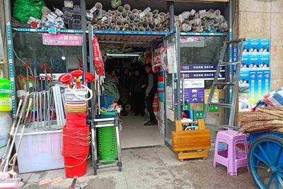 开遍路口的五金店生意惨淡，为何越开越多？理由很简单
